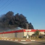Desalojados cien trabajadores por un incendio en el polígono industrial de Toledo