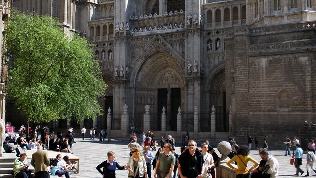 Turistas-junto-catedral-Toledo_EDIIMA20160220_0364_22