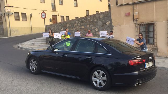 Miembros del movimiento 'Hospitalito Ya' hoy a las puertas de las Cortes regionales exhibían carteles a la llegada de miembros del Gobierno IMAGEN: TWITTER