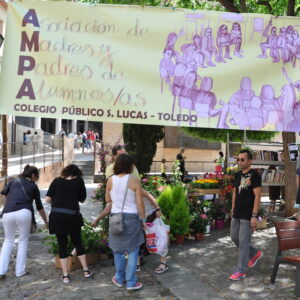 El mercadillo del colegio San Lucas y María troca convivencia por solidaridad en la plaza de El Salvador
