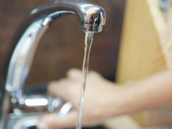 Corte de suministro de agua en la calle Coronel Baeza por una fuga en una tubería general