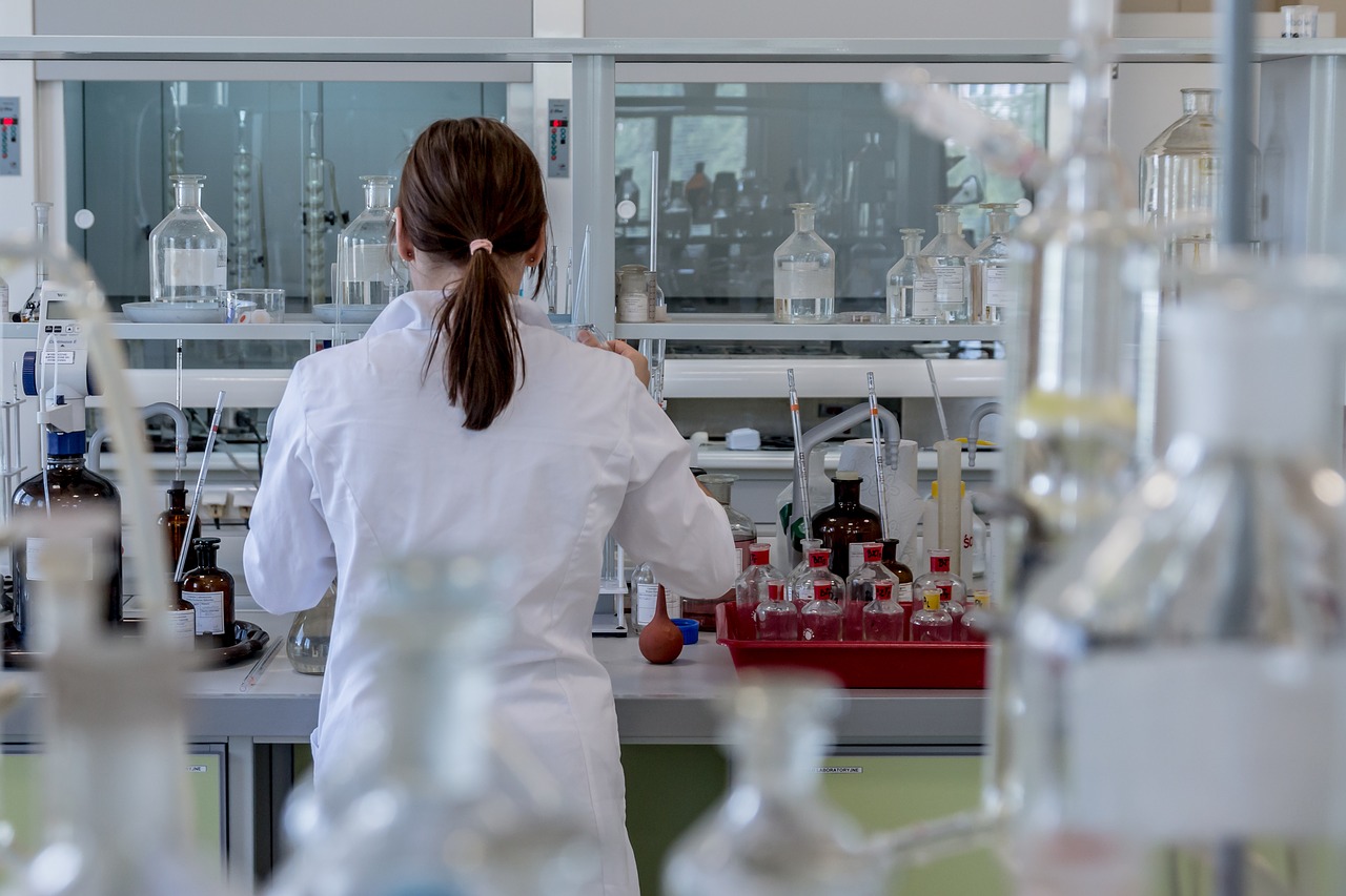 mujer ciencia laboratorio