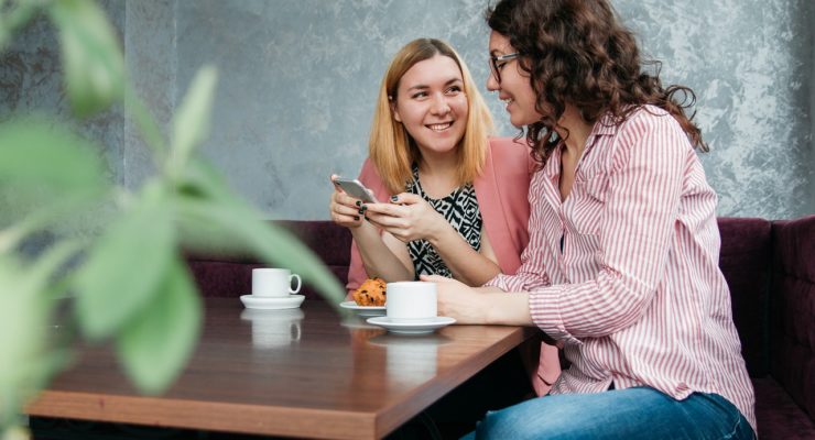 cafetería mujeres amigas