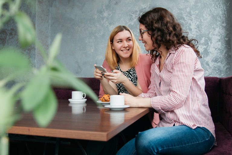 cafetería mujeres amigas