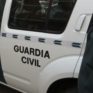 Trasladan al hospital de Toledo a un bebé hallado en el interior de una caja en Torrijos