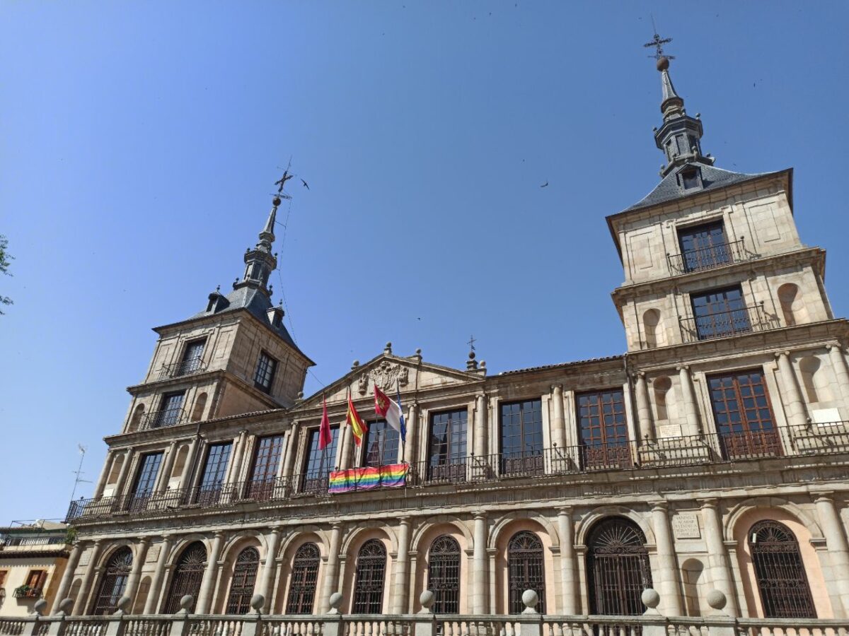 La bandera LGTBI vuelve al Ayuntamiento de Toledo tras cuatro años: el PP asume la mayoría y acusa a Vox de romper el pacto