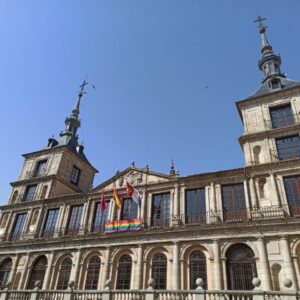 La bandera LGTBI vuelve al Ayuntamiento de Toledo tras cuatro años: el PP asume la mayoría y acusa a Vox de romper el pacto