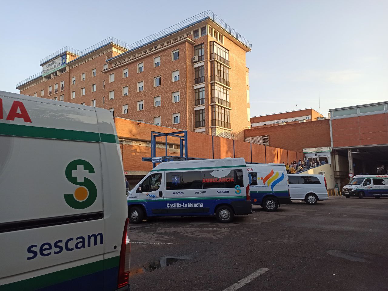 Hospitalizado un trabajador tras caer desde el tejado de una vivienda ...