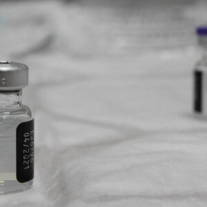 La vacunación del profesorado castellanomanchego, en el aire tras la suspensión de AstraZeneca durante 15 días