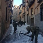 La UME y la Brigada Paracaidista del Ejército de Tierra se suman a las labores de retirada de nieve y hielo en Toledo