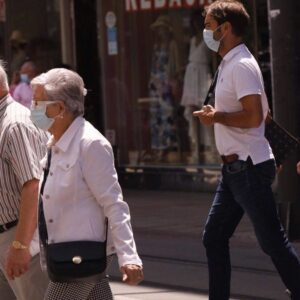 Las mascarillas seguirán siendo obligatorias en el transporte público hasta que "los expertos digan lo contrario"