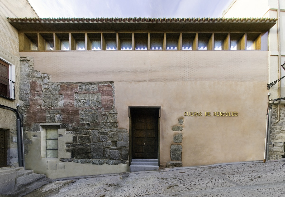 Ocho artistas, una exposición y un espacio, las Cuevas de Hércules de Toledo