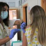El consejero de Sanidad cree que sería «buena idea» vacunar a los menores de 12 años «en los colegios antes de Navidad»