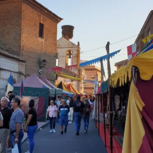 'Las vendimiadoras' o un simbólico pisado de uvas en la Feria Medieval del Vino en Montearagón