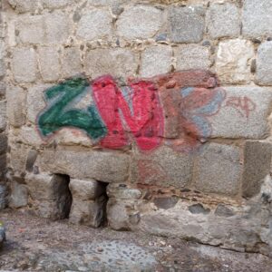 Aparecen varias pintadas vandálicas en la muralla de la Puerta de Alcántara