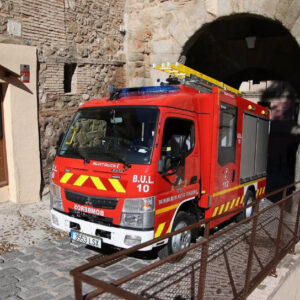 La colisión de un coche contra una tubería de gas provoca una fuga y corta al tráfico la calle Colegio Doncellas