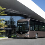 Tolón visita la fábrica de Gipuzkoa que dotará a Toledo de sus primeros diez autobuses eléctricos en 2023