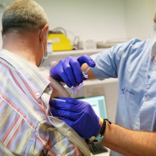 Castilla-La Mancha adelanta al 1 de octubre la vacunación contra la gripe para niños y residentes