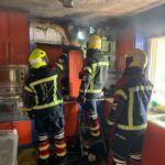 Los bomberos de la Diputación extinguieron un incendio de una cocina en Cobisa en plena Navidad