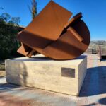 Instalan la escultura de Canogar en homenaje a las víctimas de COVID en Recaredo