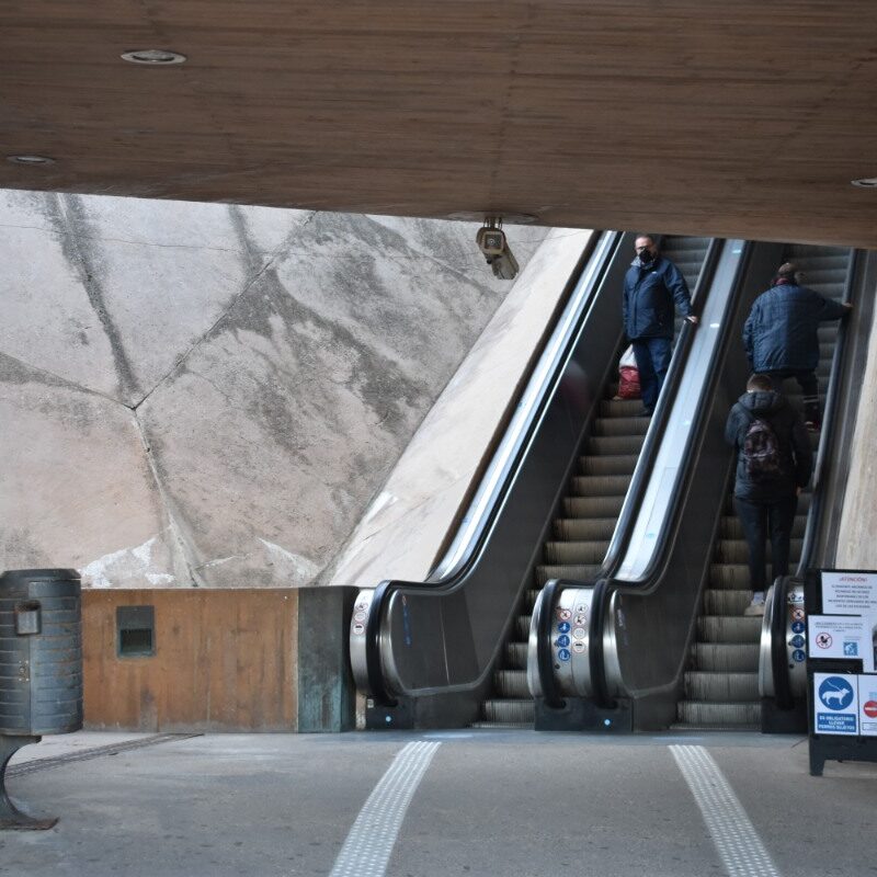 Tres personas heridas al caer por las escaleras mecánicas del remonte de Safont