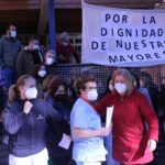 "Dignidad para nuestros mayores": claman en una concentración por la "escasez de personal" en la residencia de Torrijos