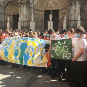 Alumnado del colegio toledano Divina Pastora se concentra contra la invasión en Ucrania: "Queremos una Europa sin guerras"