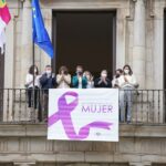 Toledo despliega el lazo del Día Internacional de la Mujer y tiñe varios monumentos de morado