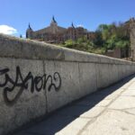 Las pintadas realizadas en el Puente de Alcántara de Toledo, un acto de vandalismo contra el patrimonio