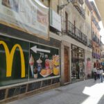 Ordenan retirar la publicidad de McDonald's en un escaparate por su "negativo impacto visual" en el Casco