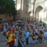 De rodillas y frente al Palacio Arzobispal: celebran un rezo colectivo solo para hombres en Toledo