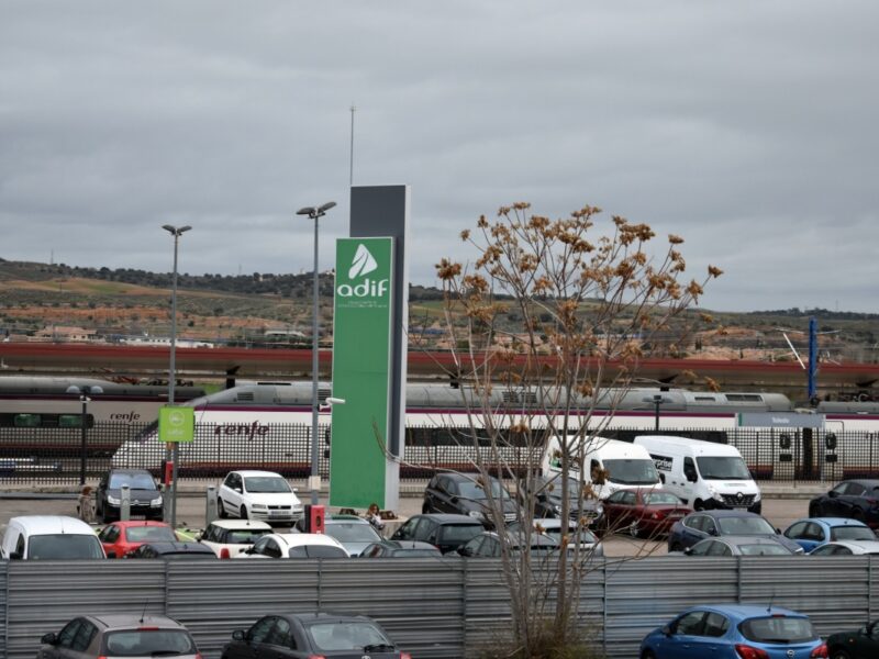 Se descarta el aparcamiento bajo el parque de Viguetas y se plantea uno en altura en la estación de tren