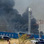 Un incendio en Azucaica afecta a un desguace y genera una intensa columna de humo negro en Toledo
