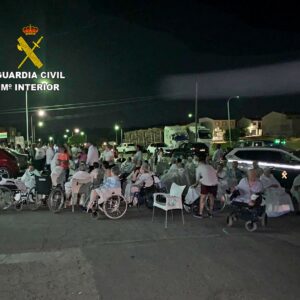 Guardia Civil e invitados de una boda rescatan a 60 personas mayores de un incendio en la residencia de Lagartera