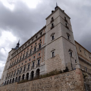 Acusan a la ministra de Defensa de incumplir la ley al no exhumar los cuerpos de los "golpistas" enterrados en el Alcázar de Toledo