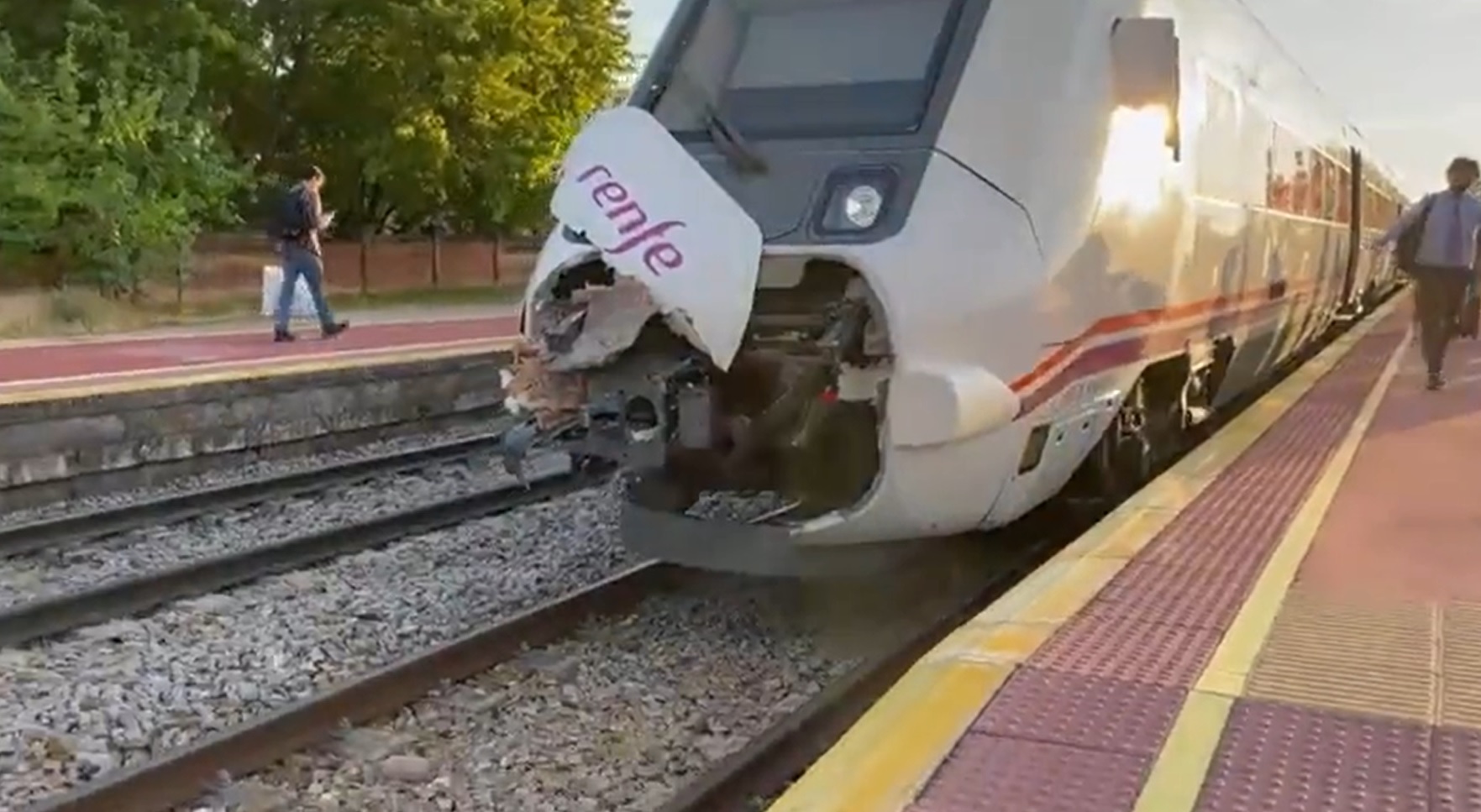 Colisión sin heridos entre un tren con 161 pasajeros y un camión en un paso a nivel en Talavera