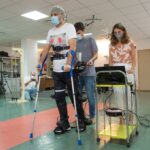 El ensayo de 'Walk', el exoesqueleto robótico “mágico” que permite andar a personas con lesiones medulares