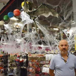 De los frutos secos a los disfraces, de una pequeña tienda a una nave en el Polígono Industrial de Toledo, así ha crecido Disfraces Martín