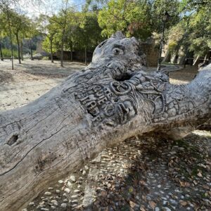 El mítico "tronco tallado" de Safont abandona el parque para incluirse en una muestra de esculturas al aire libre