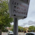 Identifican al presunto autor de las pintadas tránsfobas en las paradas de autobús en Toledo
