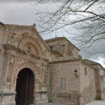 El Ayuntamiento de Corral de Almaguer rechaza retirar el monolito falangista y la placa de los caídos de la iglesia