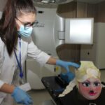 Máscaras de superhéroes en el Hospital de Toledo para ayudar a niños y niñas con cáncer en su tratamiento