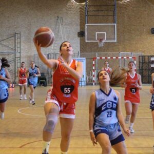 Miguel Esteban busca jugadoras para crear un equipo de baloncesto en la localidad