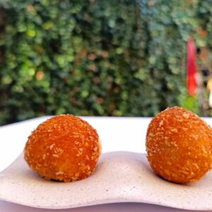 Las croquetas de jamón de La Clandestina saltan a la sartén para conseguir encumbrarse como las mejores de España