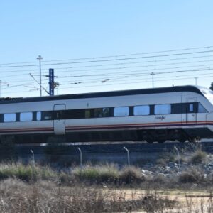 Extinguido un incendio junto a la vía que ha causado retrasos en los trenes de alta velocidad a su paso por la provincia de Toledo