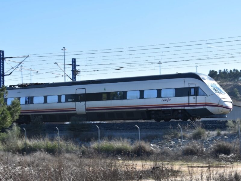 Extinguido un incendio junto a la vía que ha causado retrasos en los trenes de alta velocidad a su paso por la provincia de Toledo