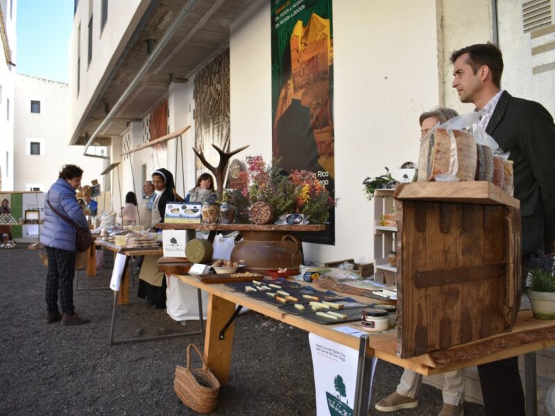 Almendral de la Cañada organiza su I Feria 'Sabores de pueblo' con una treinta de expositores y la participación del chef Carlos Maldonado