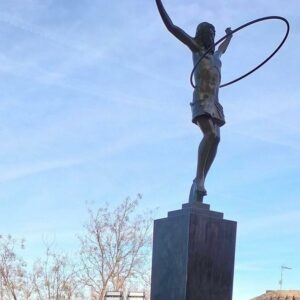 La escultura 'La Ascensión', conocida como 'El Cristo del hula hoop', ya mira a Toledo desde San Juan de los Reyes