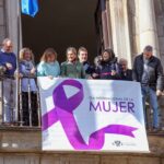 El Ayuntamiento de Toledo ya luce el lazo morado del #8M, Día Internacional de las Mujeres
