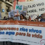 Cientos de personas alzan su voz en Toledo para reclamar "ríos vivos" y defender el Tajo